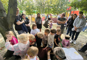 Dzieci biorą udział w konkursach i zabawach.