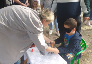 Sensoryczna zabawa podczas pikniku.