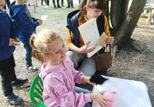 Sensoryczna zabawa podczas pikniku.