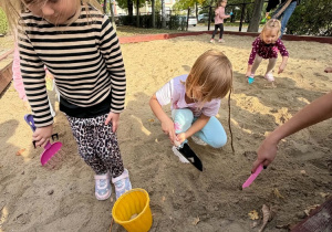 Dzieci uczestniczą w zabawie "Wykopki"