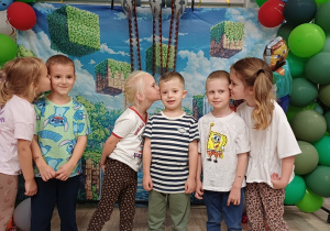 Dzieci pozują do pamiątkowego zdjęcia z okazji Dnia Chłopca