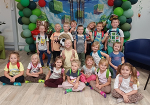 Dzieci z grupy "Poziomki" pozują do wspólnego zdjęcia