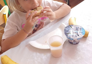Dziewczynka je przygotowane wcześniej ciasto