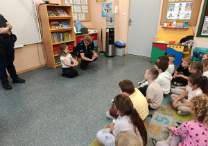 Dzieci ćwiczą pozycję "żółwia"