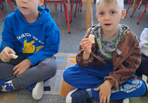 Dzieci częstują się jabłuszkami pokrojonymi w plasterki