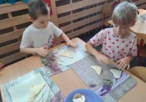 Dzieci przygotowują rogaliki z ciasta francuskiego i jabłek