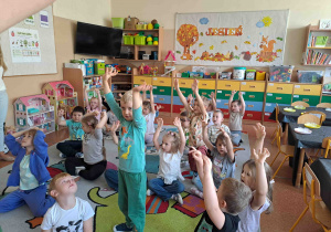 Dzieci słuchają animatorów i bawią się wraz z nimi