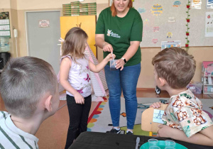 Dziewczynka nabiera płyn pipetką
