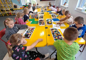 Dzieci konstruują z klocków