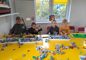 Dzieci konstruują z klocków