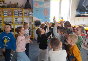 Dzieci w zabawie ruchowej z bańkami mydlanymi