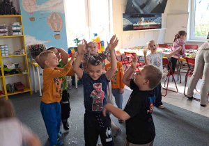 Dzieci w zabawie ruchowej z bańkami mydlanymi