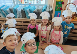 Pamiątkowa fotografia małych kucharzy
