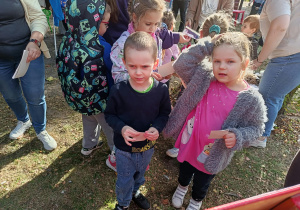 Dzieci na pikniku biorą udział w zabawach