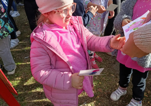 Dzieci na pikniku biorą udział w zabawach