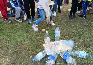 Dzieci na pikniku biorą udział w zabawach