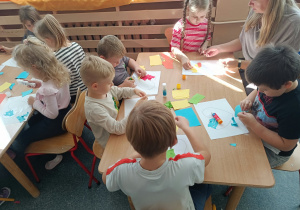 Wspólne działania plastyczne przy stoliczkach