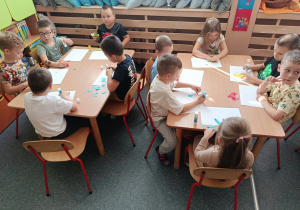Wspólne działania plastyczne przy stoliczkach
