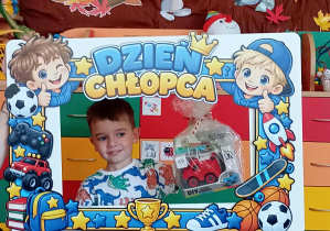 Dziecko wykonuje sobie zdjęcie w ramce.