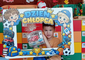 Dziecko wykonuje sobie zdjęcie w ramce.