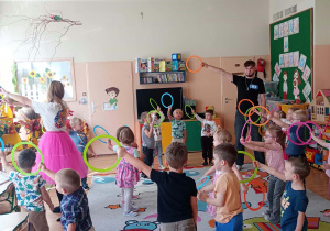 Przedszkolaki uczestniczą w zabawie.