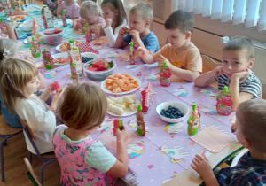 Dzieci jedzą zdrowe przekąski owocowe.