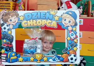Chłopiec wykonuje sobie zdjęcie w ramce.