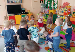 Przedszkolaki uczestniczą w zabawie ruchowej.