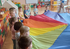 Dzieci bawią się chustą animacyjną.
