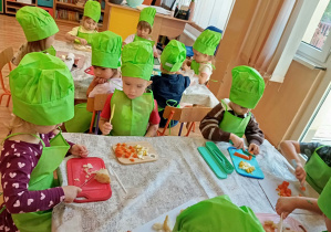 Dzieci kroją warzywa.