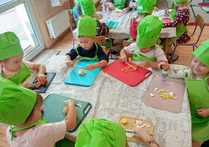 Dzieci kroją jajka.