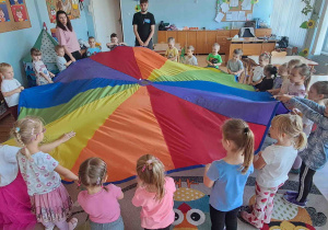 Wspólne zabawy z chustą animacyjną na dywanie
