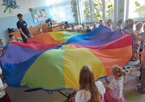 Wspólne zabawy z chustą animacyjną na dywanie