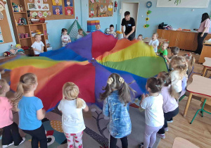 Wspólne zabawy z chustą animacyjną na dywanie
