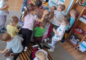 Wspólne zabawy na dywanie