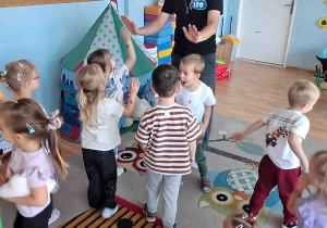Wspólne zabawy na dywanie