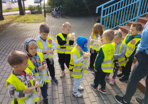Dzieci zakładają foliowe rękawiczki