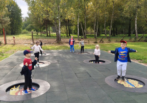 Dzieci skaczą na małych trampolinach