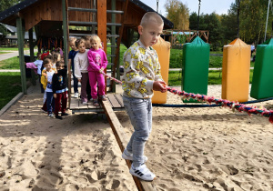 Dzieci pokonują tor przeszkód