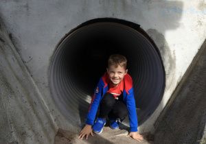 Chłopiec wychodzi z tunelu