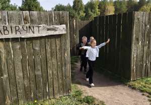 Dzieci wybiegają z labiryntu