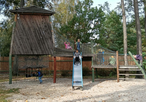 Dzieci bawią się na placu zabaw