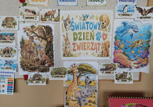 Napis Dzień zwierząt i ilustracje zwierząt