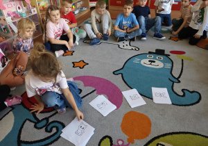 Dzieci wybierają kolorowanki