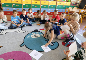 Dzieci wybierają kolorowanki