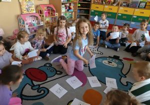 Dziewczynka wybiera kolorowankę