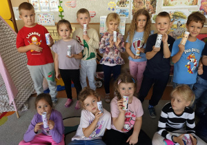 Dzieci prezentują wykonane prace plastyczne