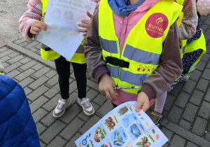 Dzieci trzymają kartę obserwacji przyrody