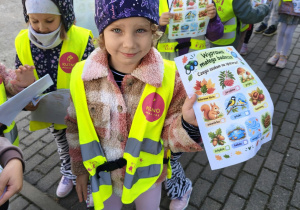 Dzieci trzymają karty obserwacji przyrody
