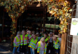 Przedszkolaki robią sobie zdjęcie na tle dekoracji.